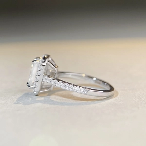 Vue latérale macro de la bague moissanite 2ct avec halo et anneau en argent S925 pavé