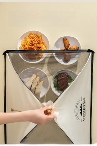 Couvre-plat pliable avec maille respirante et poignée en bois protégeant les plats