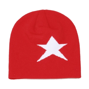 Détail d'un bonnet d'hiver rouge en maille avec motif étoile blanche et texture côtelée