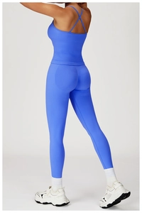 Détail du pantalon de yoga taille haute et brassière de sport avec dos croisé en bleu