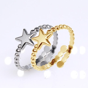 Detail of adjustable star rings with beaded texture in gold and silver finish