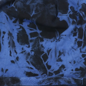 Bonnet en tricot tie-dye bleu et noir avec texture côtelée et bord roulé élégant
