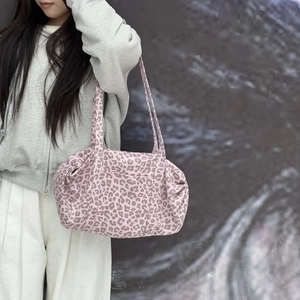 Dettaglio di una grande borsa tote leopardata rosa con capiente tasca laterale