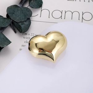 Dettaglio di un ciondolo a cuore in oro lucido con foro per la creazione di gioielli