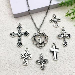 Set di ciondoli a croce in argento retrò con sei motivi traforati e catena per gioielli DIY