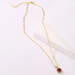 Dettaglio della collana placcata oro 18K con ciondolo gemma rossa e maglia a graffetta