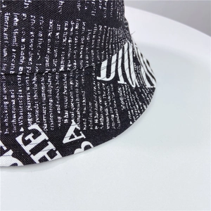 Détail du bord du chapeau bob en toile avec imprimé journal vintage et coutures