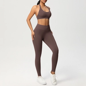 Vista laterale dei leggings da yoga senza cuciture e del reggiseno sportivo marrone cacao