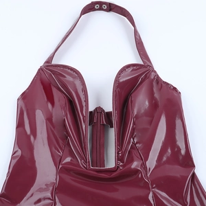 Detail eines sexy burgunderroten PU-Leder-Neckholder-Kleides mit tiefem V-Reißverschluss