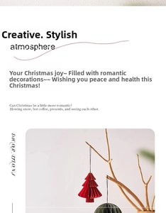 Dettaglio di decorazioni in carta a nido d'ape a forma di albero rosso e palla verde