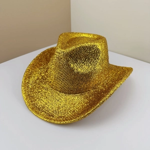 Gros plan du chapeau de cowboy doré brillant montrant la texture des fibres métalliques