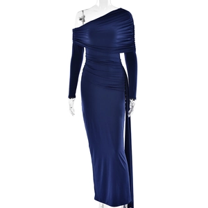 Vue détaillée du tissu froncé bleu marine et du design épaules dénudées de cette robe longue