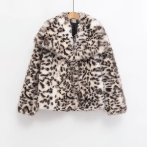 Nahaufnahme der Leoparden-Kunstpelzjacke mit Fokus auf Plüschtextur und Reversdesign