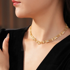 Gros plan d'un collier en or avec pendentif carré en zircon porté par un mannequin élégant