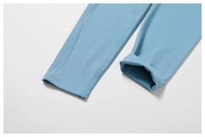 Détail du legging de yoga bleu brume montrant les coutures plates et le tissu fin