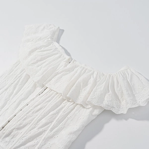 Top a corsetto bianco con volant, ricami floreali e dettagli traforati fini
