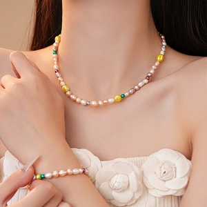 Gros plan d'un collier et d'un bracelet en perles d'eau douce baroques multicolores