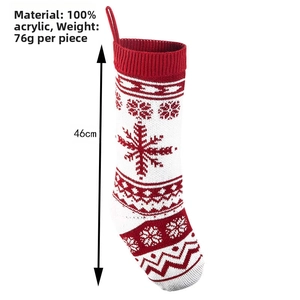 Dettaglio calza di Natale in maglia rossa e bianca da 46 cm con motivo decorativo a fiocco di neve