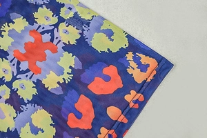 Gros plan sur le tissu en maille à imprimé léopard et floral avec coutures détaillées