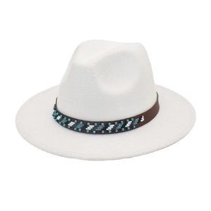 Détail d'un chapeau fedora en laine blanche avec ruban en cuir à perles ethniques