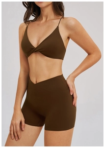 Détail de brassière sport col V à fines bretelles et short taille haute croisée vert olive
