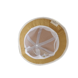 Zweifarbiger Baby Fischerhut in Beige und Gelb mit Netzfutter und verstellbarem Kinnriemen