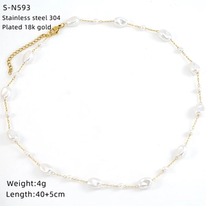 Detail of 18K gold-plated stainless steel necklace with white irregular pearls