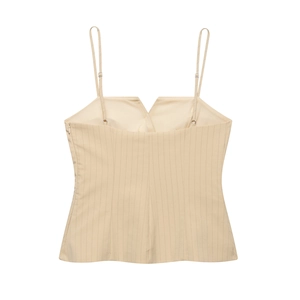 Detail des beige gestreiften Tops mit V-Ausschnitt am Rücken und Trägern