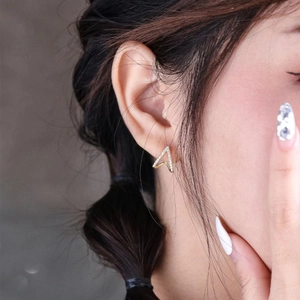 Elegant s925 silver gold triangle V-shaped stud earrings with zircon stones on model