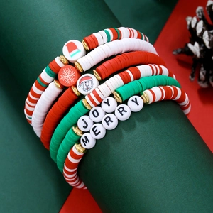 Détail de l'ensemble de bracelets de Noël avec perles Heishi et lettrage JOY MERRY
