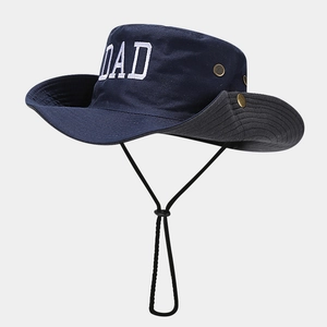 Détail du chapeau de soleil bleu marine avec broderie DAD et œillets d'aération en métal