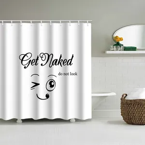 Detalle de cortina de ducha blanca Get Naked con letras negras en un baño de estilo moderno