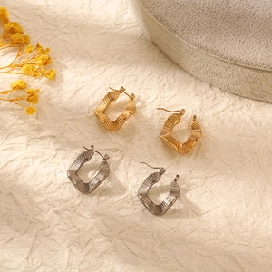 Boucles d'oreilles en acier inoxydable texturé en forme d'éventail dorées et argentées