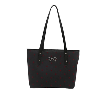 Damen Shopper in Schwarz mit roten Punkten und silbernem Metall-Schleifenanhänger