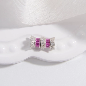 Vue macro d'une perle en argent S925 avec zircons roses pour bracelets DIY bijoux