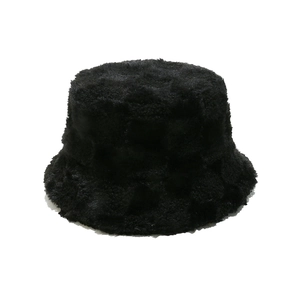 Détail d'un chapeau bob en fausse fourrure noire avec texture gaufrée à damier discret