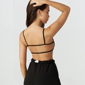 Détail d'un haut de sport noir avec un design unique de bretelles croisées au dos