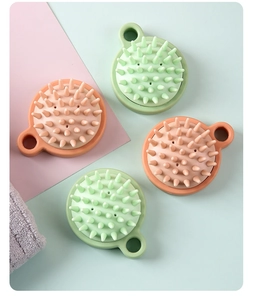 Vue détaillée des brosses de massage en silicone rose et vert avec poignées ergonomiques