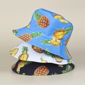 Détails de l'imprimé ananas tropical sur trois bobs de soleil de couleurs différentes