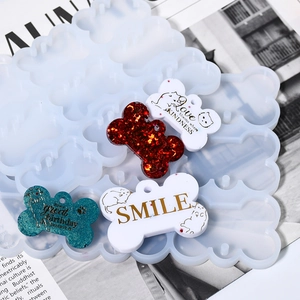Détail du moule en silicone pour 9 pendentifs en forme d'os de chien en résine époxy