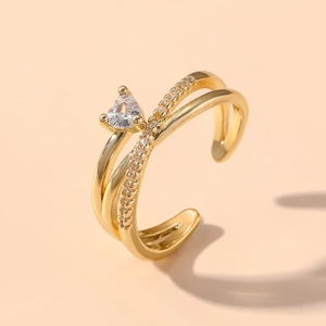 Makro-Detail des herzförmigen Zirkonia-Rings mit Diamantband auf beige Hintergrund