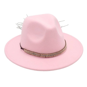 Détail d'un chapeau fedora en laine rose avec ruban décoratif à trois rangs de perles