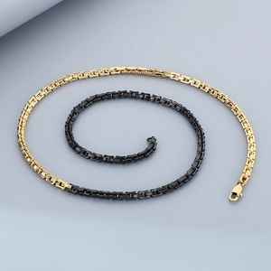 Détail du collier chaîne 5mm en acier noir et or avec fermoir mousqueton solide