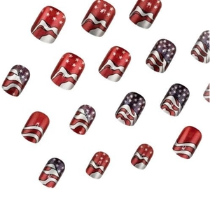 Unghie finte corte quadrate con strisce rosse e stelle bianche a tema USA