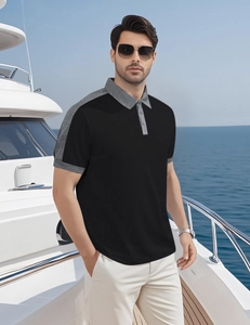 Gros plan d'un polo bicolore pour homme sur fond de yacht tropical et de mer azur