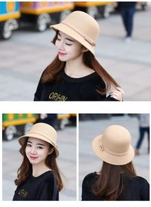 Diverse angolazioni di un cappello cloche in feltro di lana beige con fiocco
