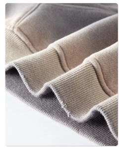 Macro-opname van de geribbelde manchet en gewassen katoen op de beige hoodie