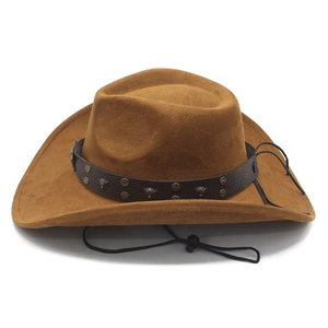 Détail d'un chapeau de cow-boy marron avec logo tête de taureau et bande à rivets