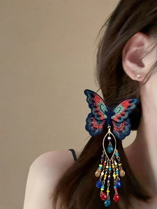 Détail de la pince à cheveux papillon brodée avec franges perlées et goutte en cristal