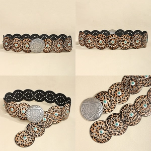 Détail d'une ceinture concho léopard avec incrustation turquoise et clous argentés